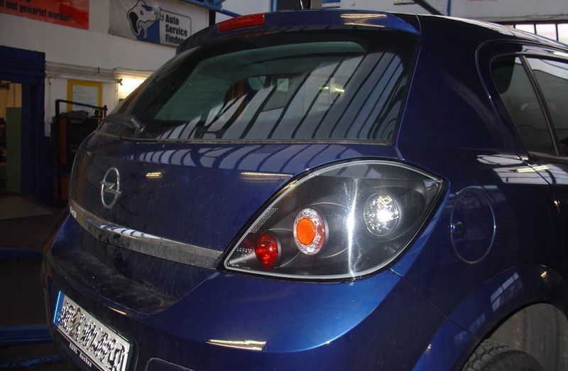 Ein blaues Auto mit einem Nummernschild, auf dem