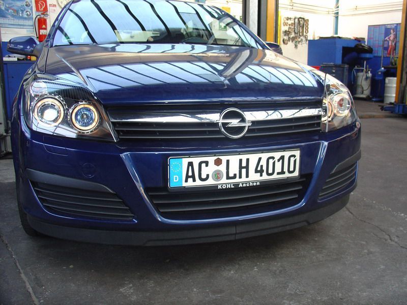 Ein blaues Auto mit einem Nummernschild, auf dem steht: AC LH 4010