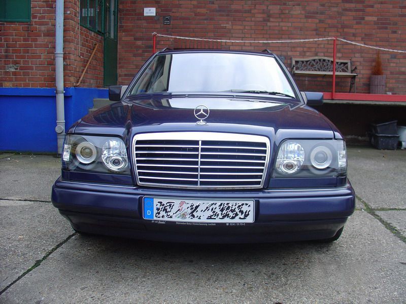 Ein blauer Mercedes steht vor einem Backsteingebäude