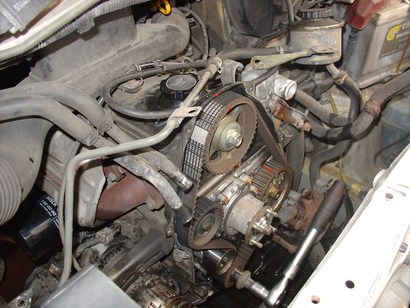 Eine Nahaufnahme eines Automotors mit einem Riemen