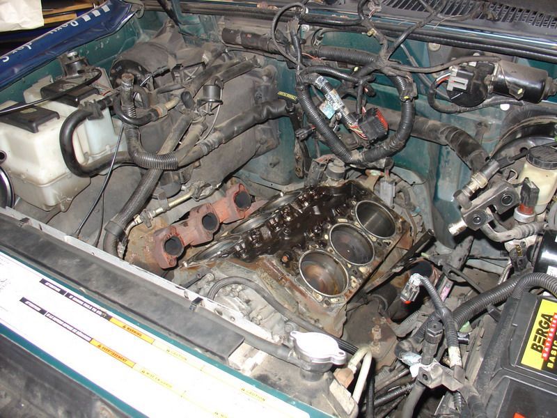 Eine Nahaufnahme eines Automotors mit geöffneter Motorhaube