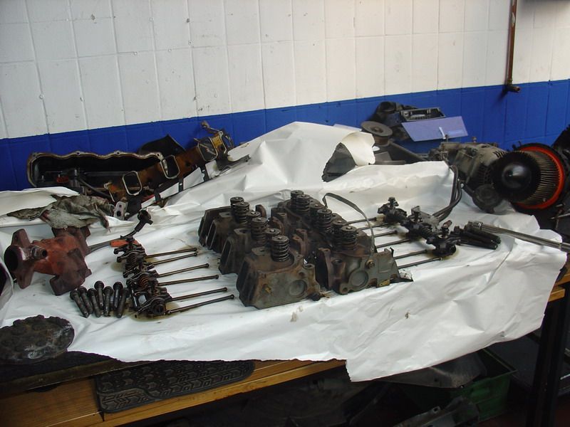 Ein Haufen Maschinenteile liegen auf einem Tisch