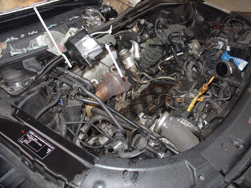 Eine Nahaufnahme eines Automotors mit geöffneter Motorhaube