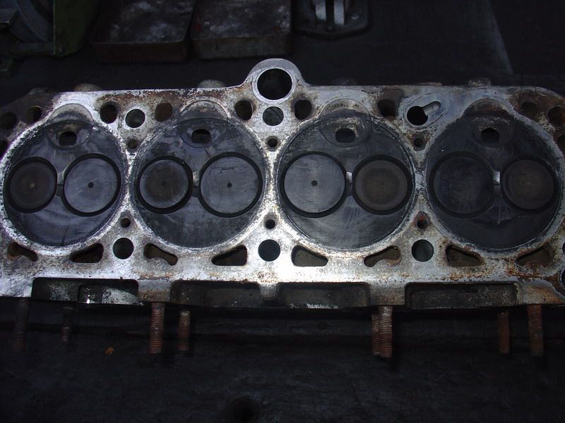 Eine Nahaufnahme eines Zylinderkopfes mit vielen Löchern darin