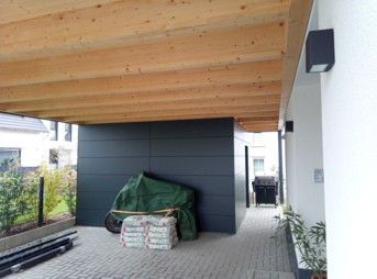 Carport mit Holzdecke, grauer Schuppen 