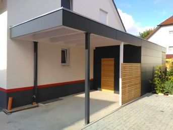 Moderner Carport an einem Haus