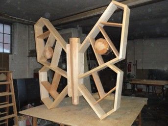 Schmetterlingsförmiges Bücherregal aus Holz mit offenen Regalböden