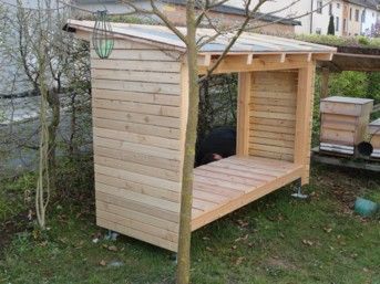Ein Holzschuppen mit transparentem Dach