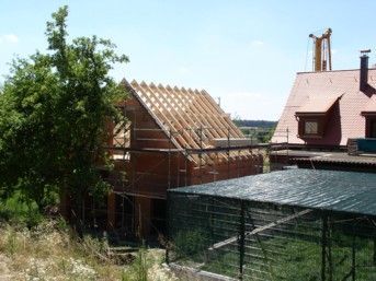 Haus im Bau; Holzgerüst, Baugerüst 