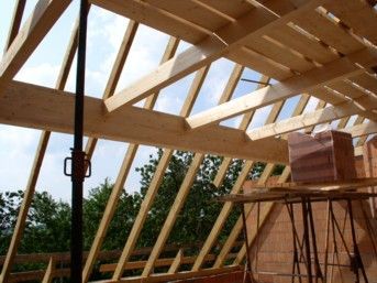 Die hölzerne Dachkonstruktion mit Stützpfosten.