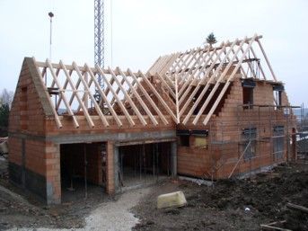 Im Bau befindliches Gebäude mit Backsteinfassade.