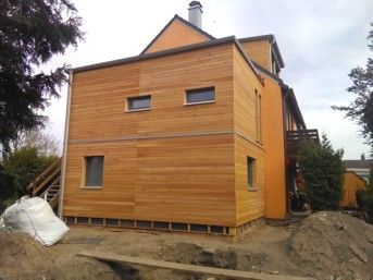 Im Bau befindliches, mit Holz verkleidetes Gebäude.