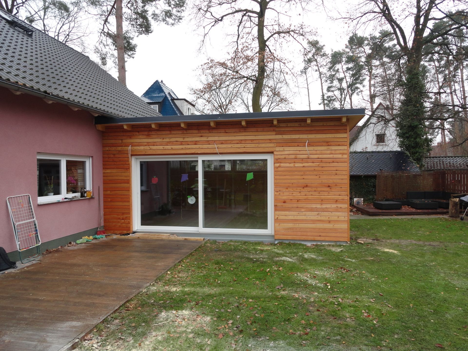 Außenansicht eines Gebäudes mit einer rosafarbenen Wand.