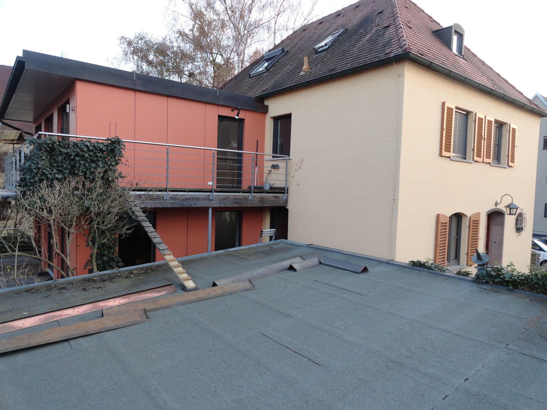 Gebäude mit orangefarbenen und beigen Fassaden, Balkonen.