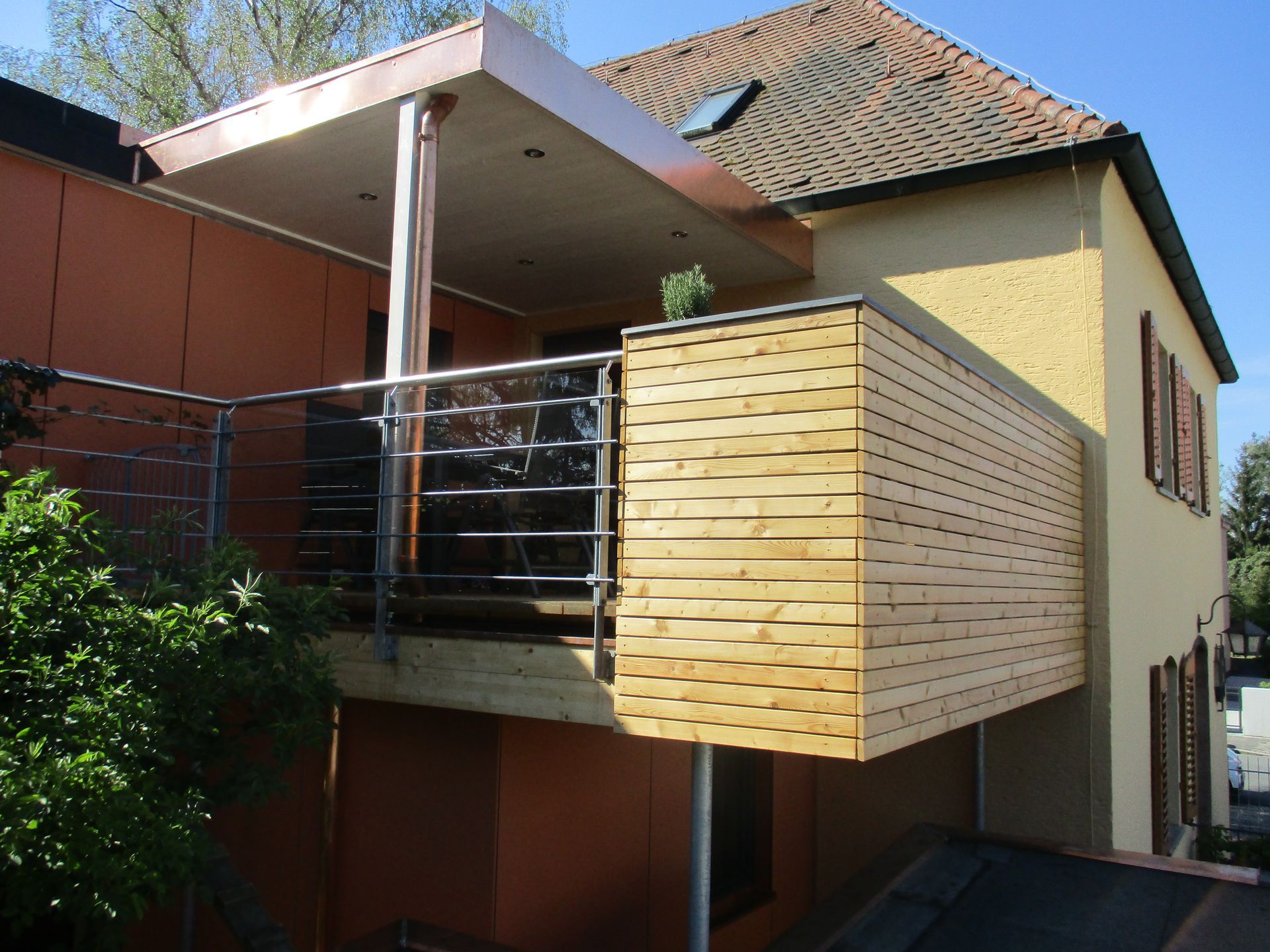 Moderner Balkon mit Kupferdach, Holzvertäfelung.