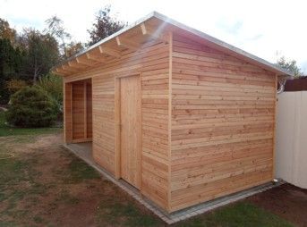 Holzschuppen mit offenem Eingang und geschlossener Tür