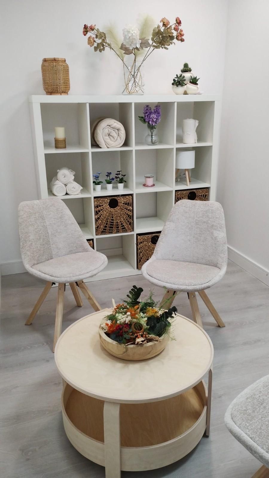 Una zona de estar luminosa y minimalista que cuenta con una mesa redonda