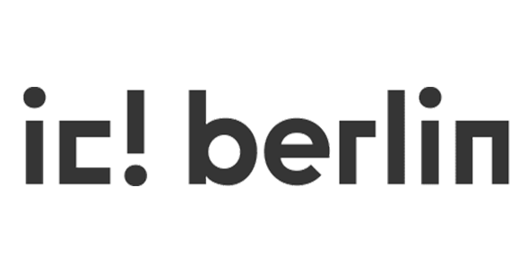 Weißer Logotext mit der Aufschrift „ic! berlin“ auf einfarbigem Hintergrund