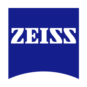 ZEISS-Logo in Weiß auf blauem Hintergrund, mit abgerundeter Unterkante