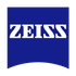ZEISS-Logo in Weiß auf blauem Hintergrund, mit abgerundeter Unterkante