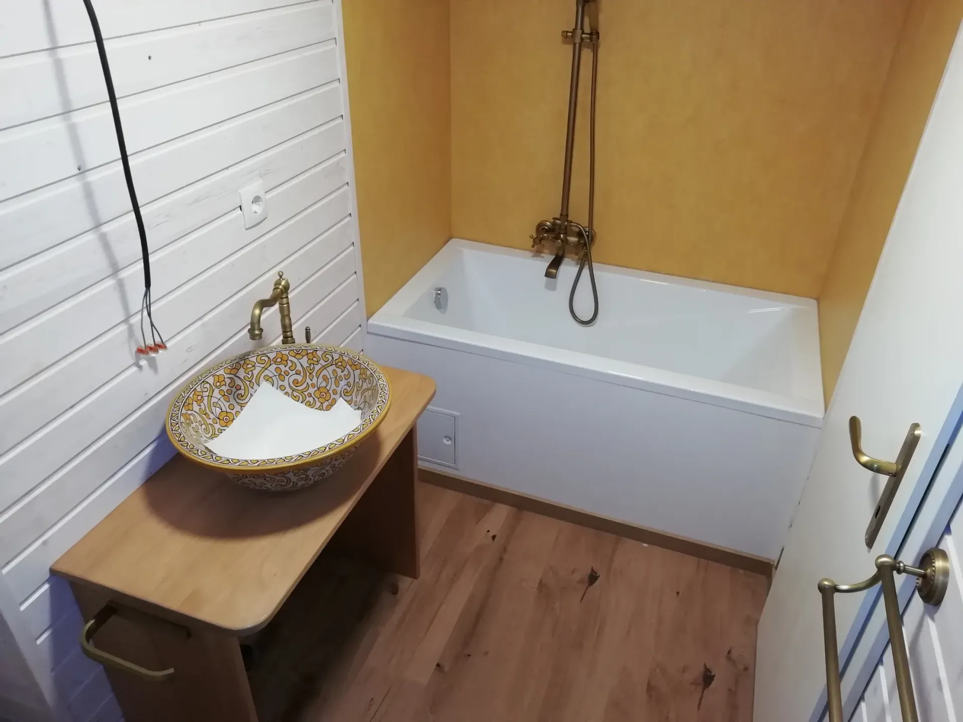 Ein Badezimmer mit Waschbecken, Badewanne und Dusche.