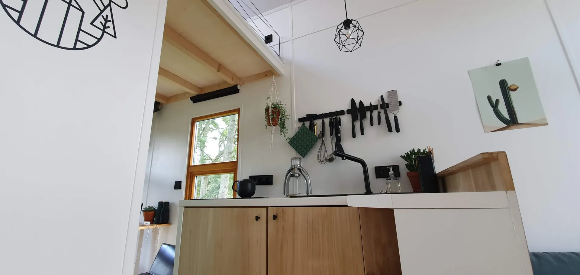 Eine Küche mit Spüle, Schränken und Fenster.