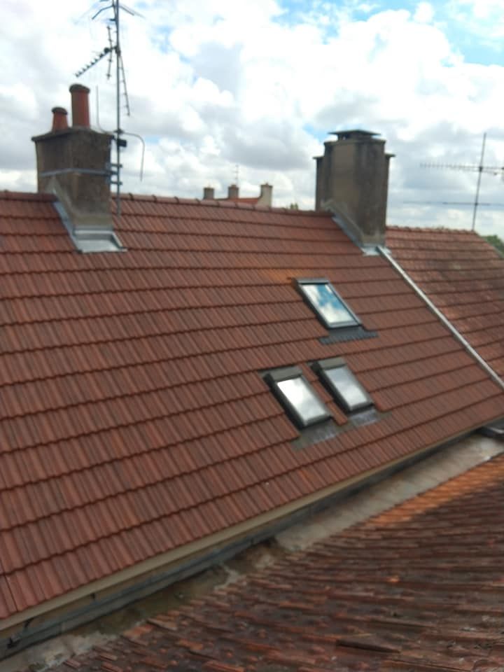 Toit en tuile avec des fenêtres de toit