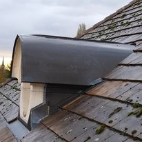 Un élément de fenêtre en zinc