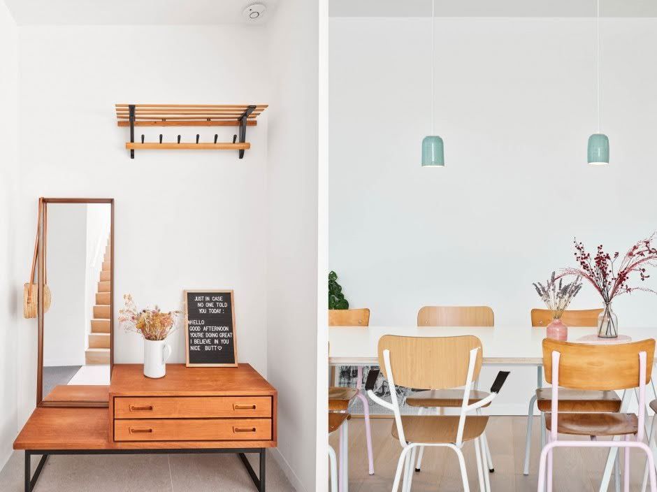 stoelen en kasten in een kamer