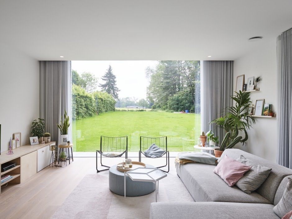 kast, tafel en bank in een woonkamer