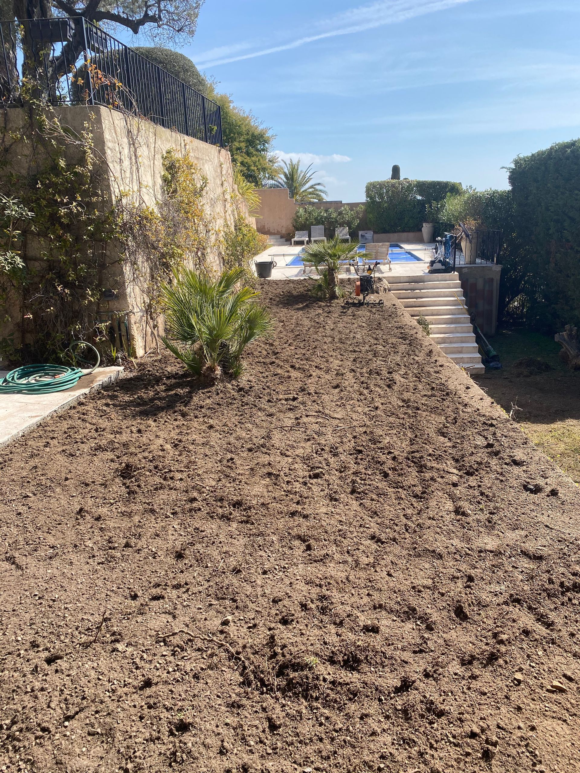 Il y a un gros tas de terre au milieu de la cour.