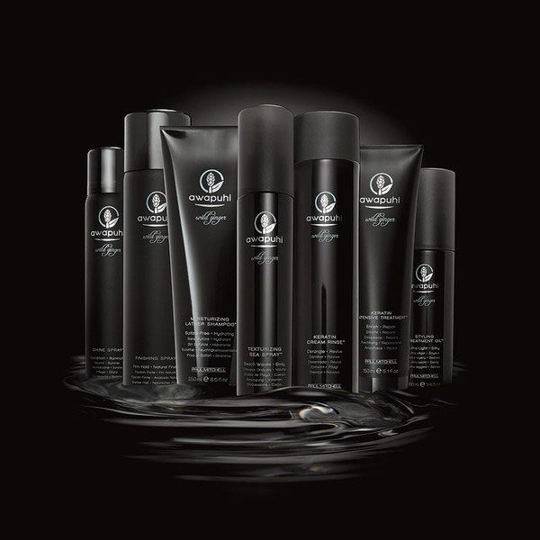 Ein paar schwarze Flaschen mit Haarpflegeprodukten von Aveda