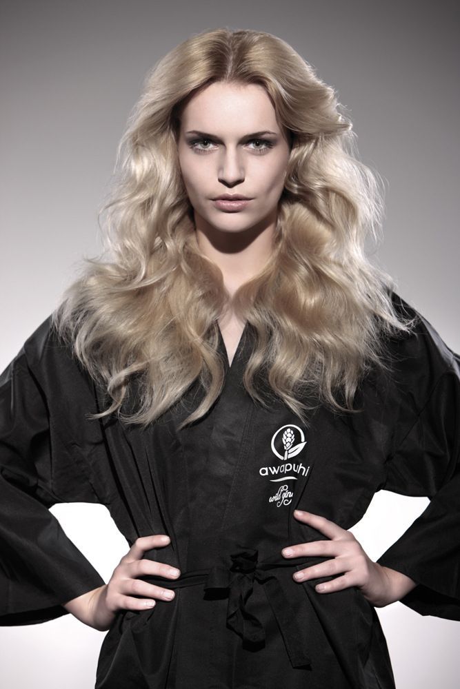 Eine Frau mit langen blonden Haaren trägt eine schwarze Robe.