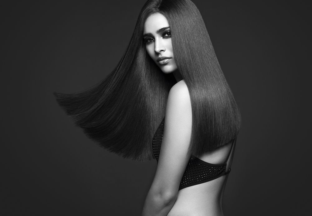 Ein Schwarzweißfoto einer Frau mit langen, glatten Haaren.