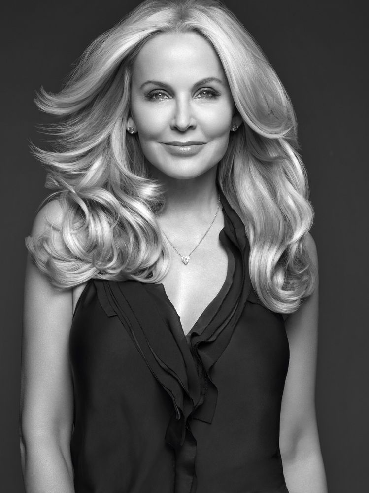 Ein Schwarzweißfoto einer Frau mit langen blonden Haaren.
