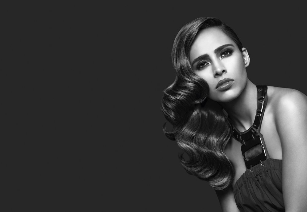 Ein Schwarzweißfoto einer schönen Frau mit langen Haaren.