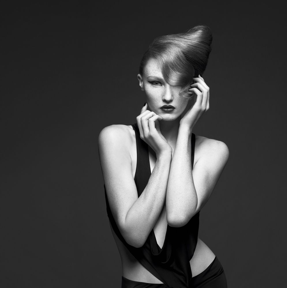 Ein Schwarzweißfoto einer Frau mit den Händen vor dem Gesicht