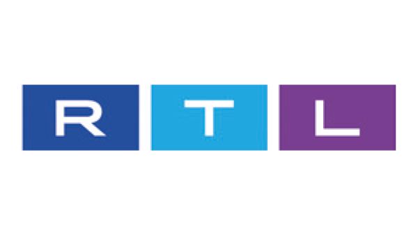 Das RTL-Logo ist blau, lila und weiß auf weißem Hintergrund.