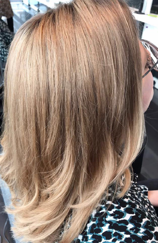 Eine Nahaufnahme der Haare einer Frau in einem Salon.