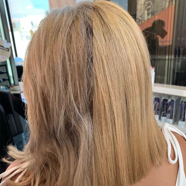 Eine Nahaufnahme der blonden Haare einer Frau in einem Salon.