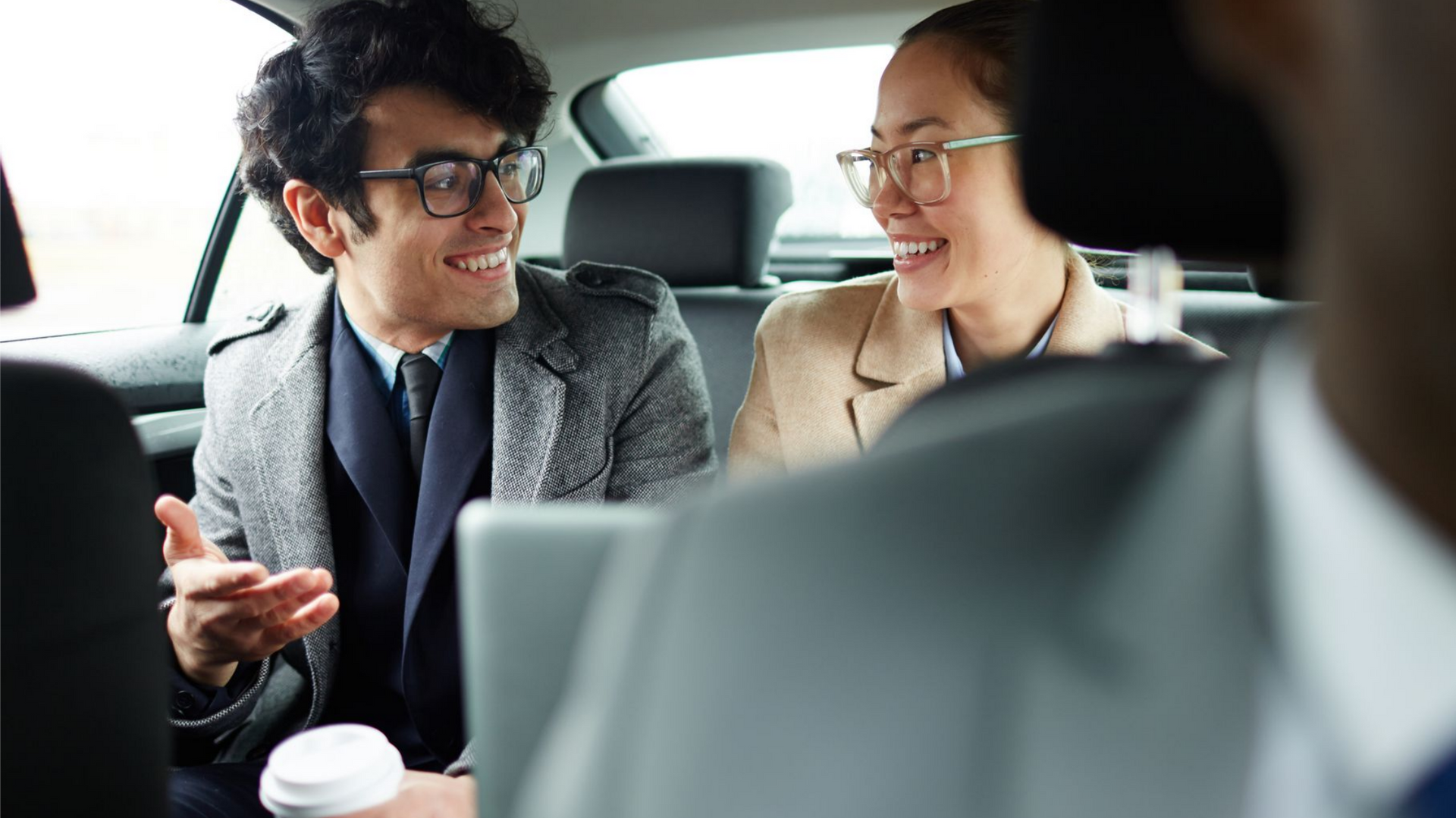 Homme et femme dans un taxi