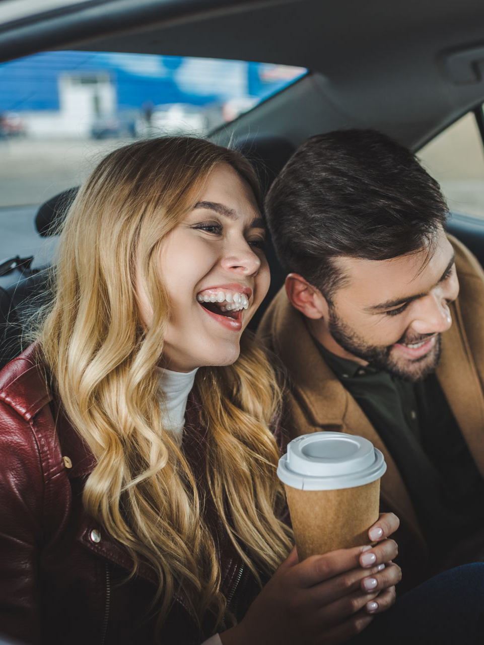 Couple riant dans un taxi