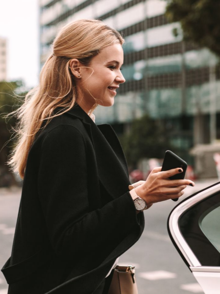 Femme rentrant dans un taxi.