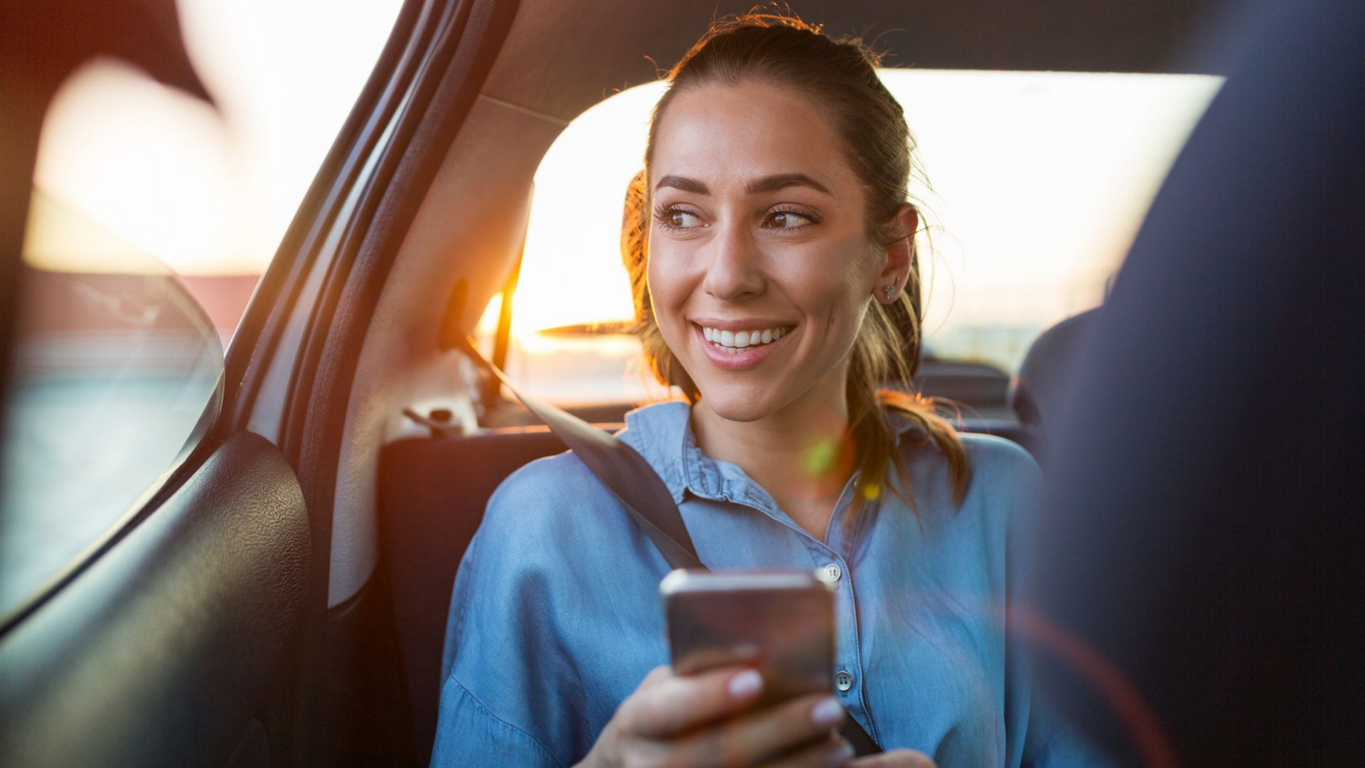 Femme sur son téléphone dans un taxi