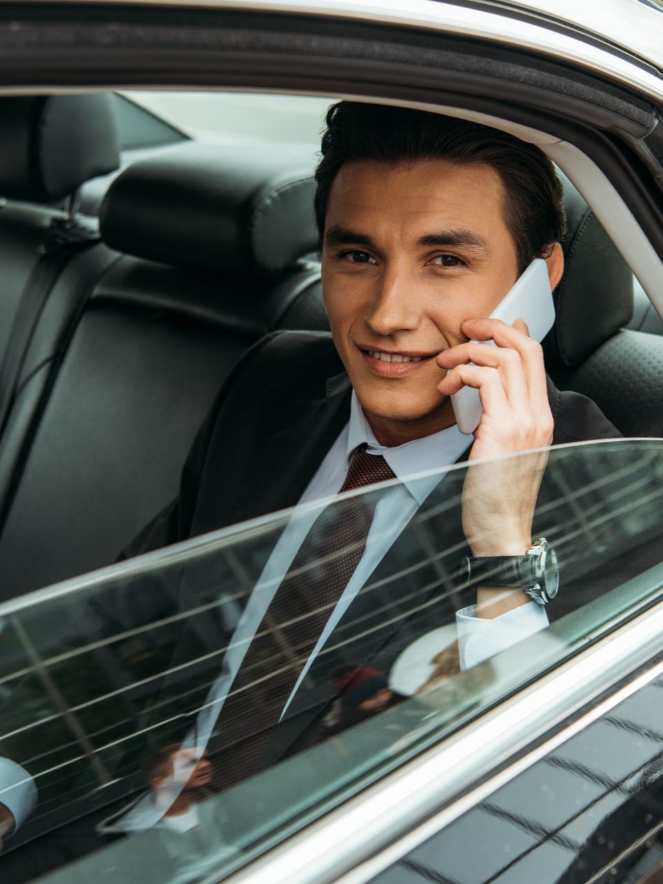 Homme d'affaires dans un taxi