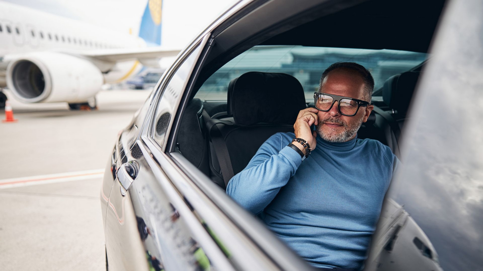 Homme dans un taxi à l'aéroport