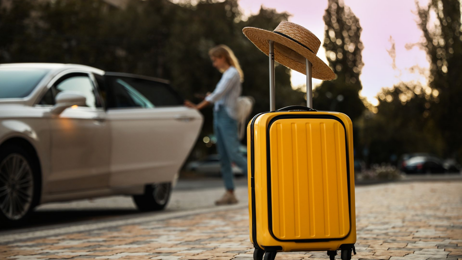 Valise et chapeau sur un trottoir