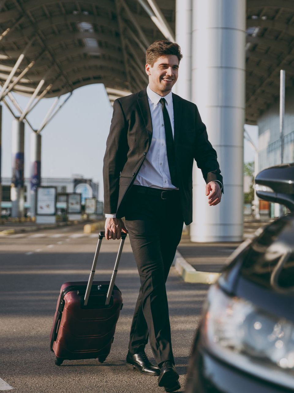 Homme prenant un taxi à l'aéroport
