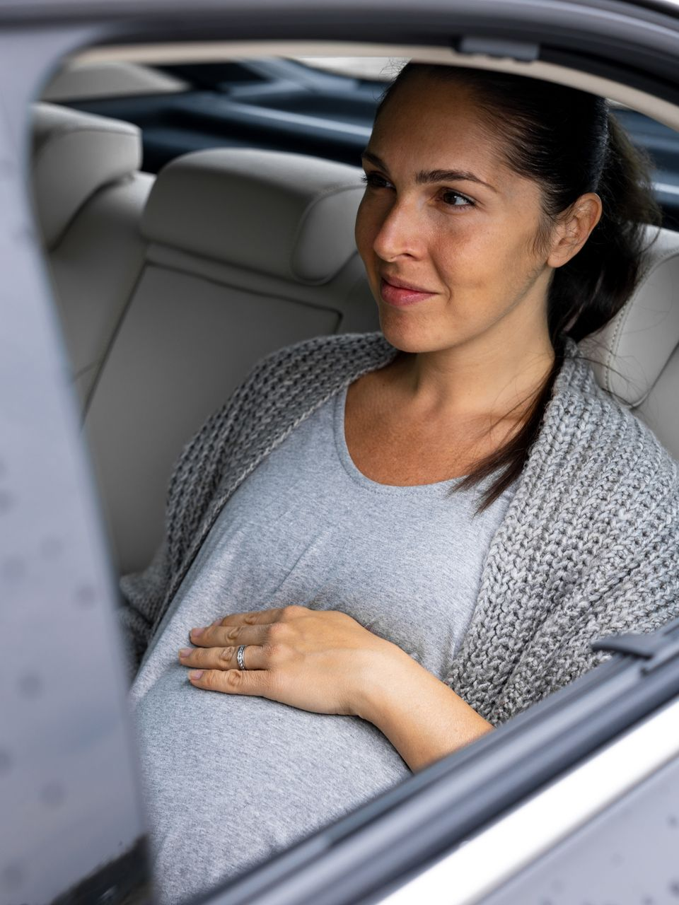 Femme enceinte dans un taxi