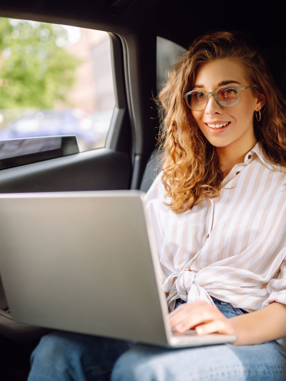 Femme travaillant dans un taxi